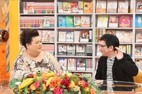 「女子マンガの世界」より、マツコ・デラックス（左）と案内人の小田真琴（右）。(c)TBS