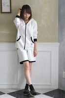 ザップ・レンフロモデルのルームウェアの着用例。