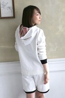 ザップ・レンフロモデルのルームウェアの着用例。