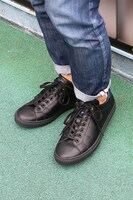 スティーブン・A・スターフェイズモデルのスニーカーの着用例。