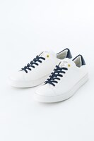 レオナルド・ウォッチモデルのスニーカー。