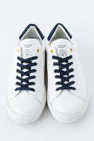 レオナルド・ウォッチモデルのスニーカー。