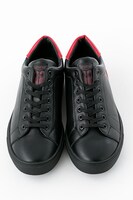 クラウス・V・ラインヘルツモデルのスニーカー。