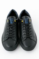 スティーブン・A・スターフェイズモデルのスニーカー。