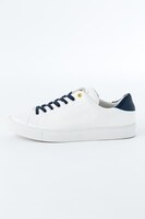 レオナルド・ウォッチモデルのスニーカー。