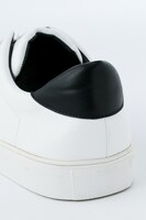 ザップ・レンフロモデルのスニーカー。