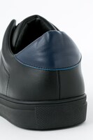 スティーブン・A・スターフェイズモデルのスニーカー。