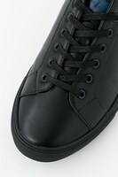 スティーブン・A・スターフェイズモデルのスニーカー。