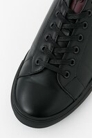 クラウス・V・ラインヘルツモデルのスニーカー。