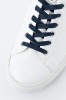 レオナルド・ウォッチモデルのスニーカー。