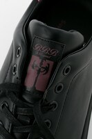 クラウス・V・ラインヘルツモデルのスニーカー。