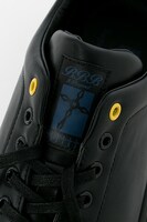 スティーブン・A・スターフェイズモデルのスニーカー。