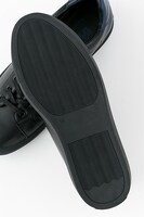 スティーブン・A・スターフェイズモデルのスニーカー。