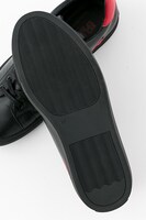 クラウス・V・ラインヘルツモデルのスニーカー。