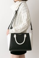 ザップ・レンフロモデルのバッグの着用例。