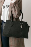 クラウス・V・ラインヘルツモデルのバッグ着用例。