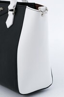 ザップ・レンフロモデルのバッグ。