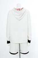 ザップ・レンフロモデルのルームウェア。