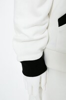 ザップ・レンフロモデルのルームウェア。