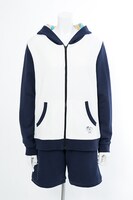 レオナルド・ウォッチモデルのルームウェア。