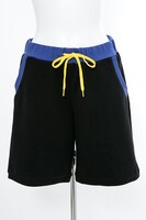 スティーブン・A・スターフェイズモデルのルームウェア。