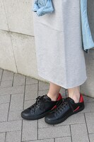 クラウス・V・ラインヘルツモデルのスニーカー着用例。