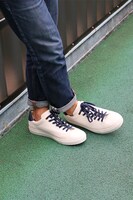 レオナルド・ウォッチモデルのスニーカー着用例。