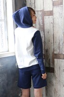 レオナルド・ウォッチモデルのルームウェア着用例。