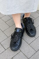 スティーブン・A・スターフェイズモデルのスニーカーの着用例。