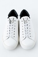 ザップ・レンフロモデルのスニーカー。