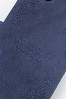 ギルバート＝ナイトレイモデルの手帳型スマホケース。