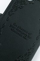 エリオット＝ナイトレイモデルの手帳型スマホケース。