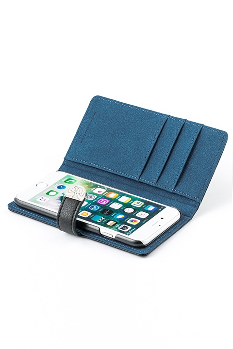 エリオット＝ナイトレイモデルの手帳型スマホケース。