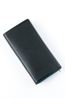エリオット＝ナイトレイモデルの長財布。