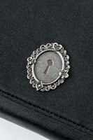 エリオット＝ナイトレイモデルの長財布。