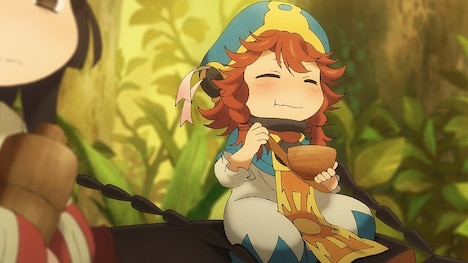 アニメ「ハクメイとミコチ」カット。虫の背中に乗せてもらい、ご飯を食べながら山道を進む2人。