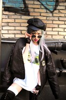 「ドラゴンボール カフェ&ダイナー カプセルコーポレーション限定MA-1」と「ドラゴンボール カフェ&ダイナー神龍迷彩Tシャツ」の着用イメージ。