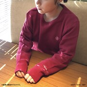 「クラシカロイド スウェット（バーガンディ）」の着用イメージ。