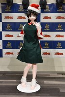 お披露目会を前に、エプロンを装着している優良さん等身大フィギュア。