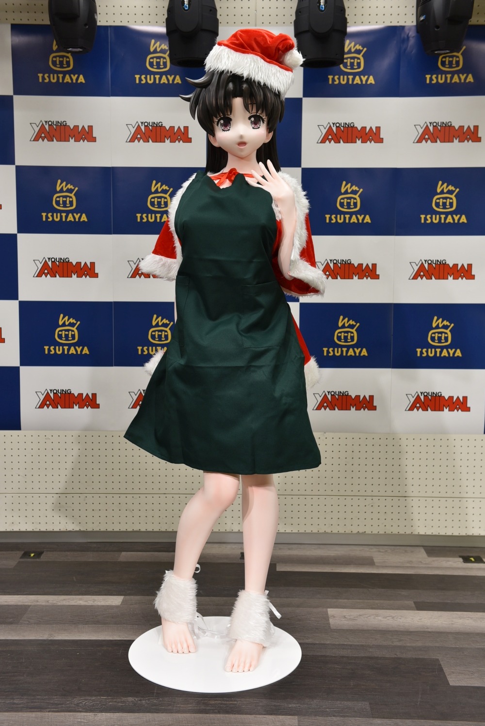 お披露目会を前に、エプロンを装着している優良さん等身大フィギュア。