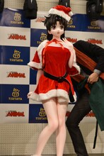 克・亜樹が徐々に優良さんの衣装を脱がしていく。