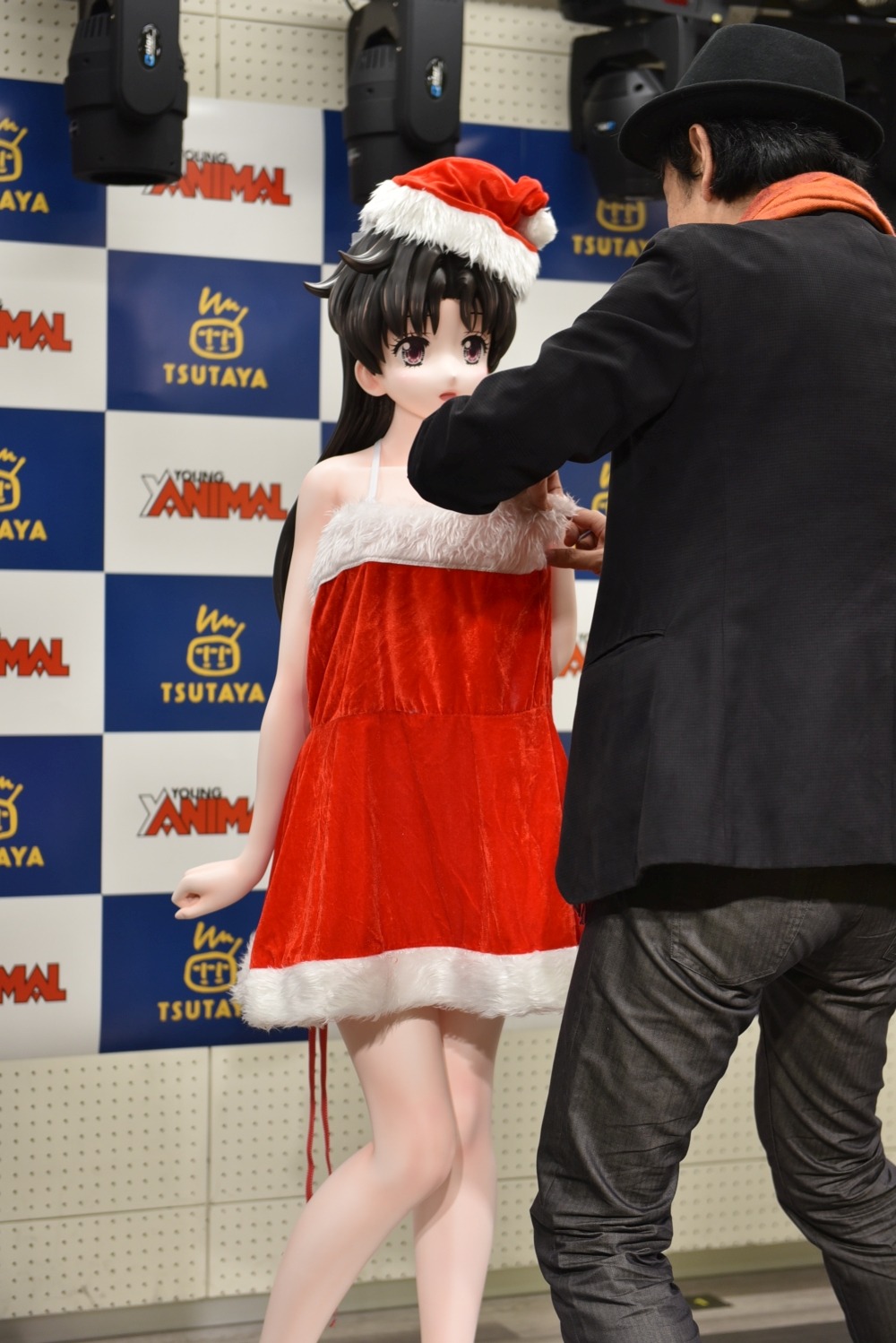 克・亜樹が徐々に優良さんの衣装を脱がしていく。