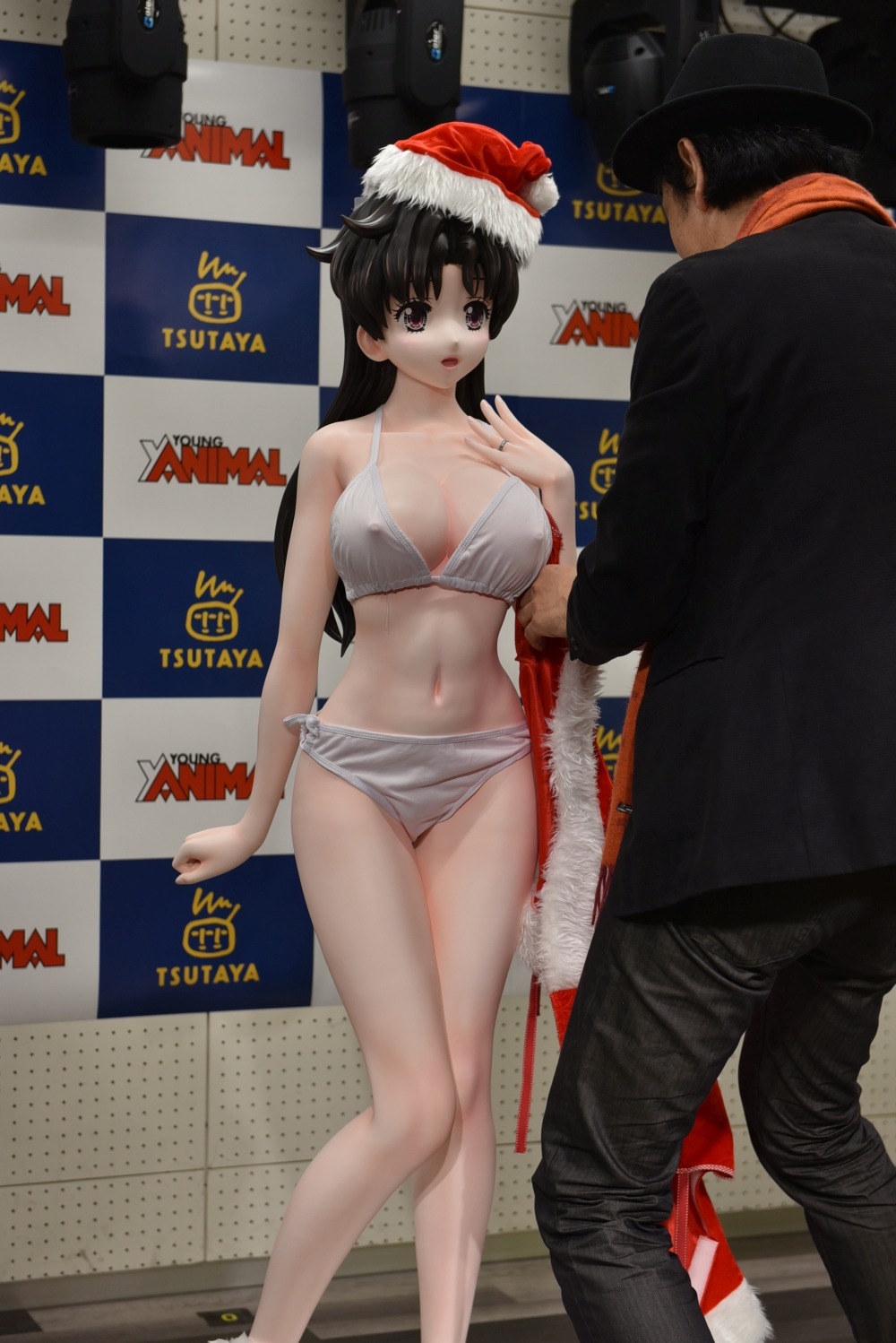 克・亜樹が徐々に優良さんの衣装を脱がしていく。