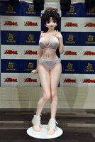 水着姿になった優良さん等身大フィギュア。
