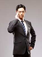 鯉淵修に扮する工藤阿須加。