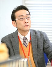 吹越満扮する白井智昭。