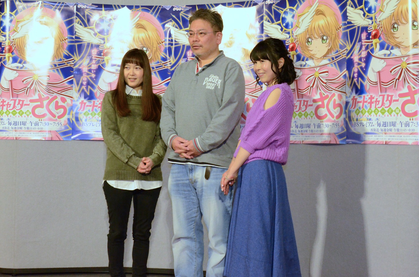 左から李小狼役のくまいもとこ、浅香守生監督、木之本桜役の丹下桜。