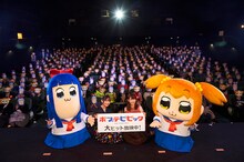 「ポプテピピック」先行上映会の様子。ポプ子役の小松未可子とピピ美役の上坂すみれの持つパネルには「放映中」と書かれているが、放映スタートは1月。「大ヒット」は予想とのこと。