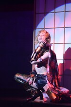 三上俊演じる吉原安里。