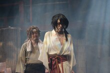 狩野和馬演じる湯上（奥）と、櫻井圭登演じる吉原詩郎（手前）。